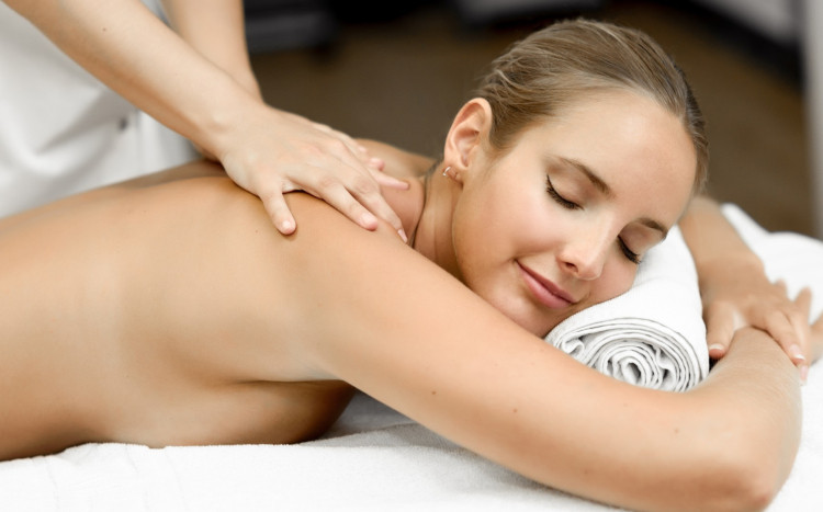 zrelaksowana kobieta na masażu