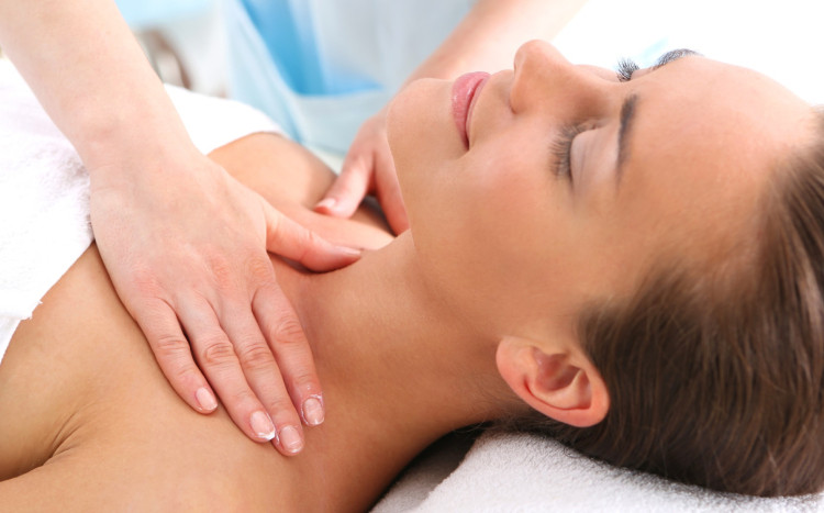 zrelaksowana kobieta podczas masażu