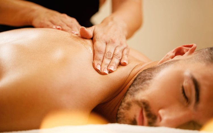 Relaksujący masaż miodem 
