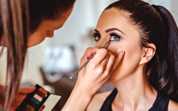 makijażystka maluje oko kobiety