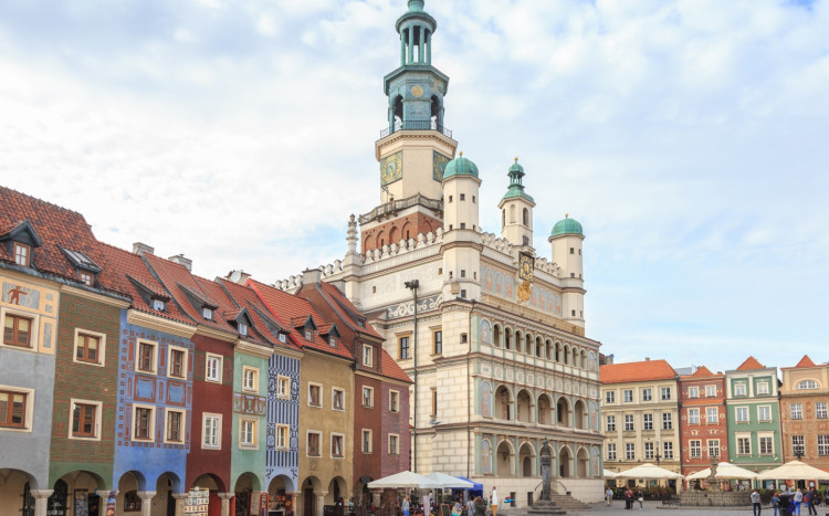 widok na ratusz oraz kolorowe kamienie na rynku w Poznaniu