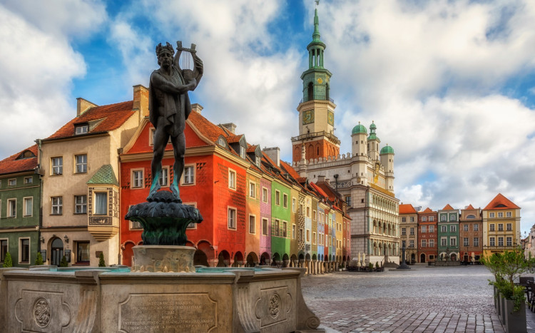 kolorowe kamienie oraz fontanna w Poznaniu