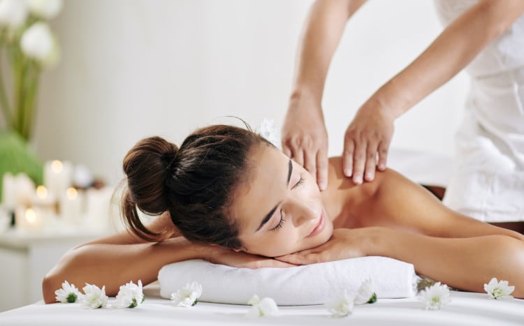 zrelaksowana kobieta na masażu relaksacyjnym w SPA