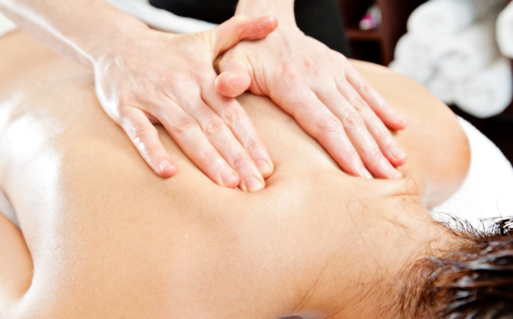 masażystka masuje plecy podczas masażu