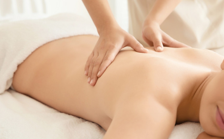 masowanie ciała kobiety w salonie masażu