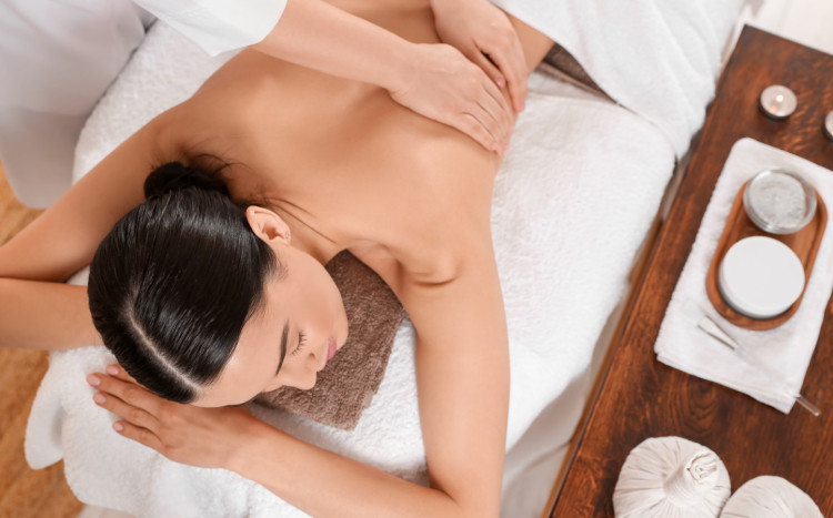 kobieta podczas relaksującego masażu ciała