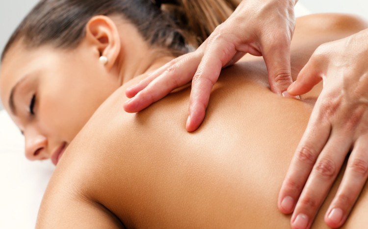 masażystka masuje ciało kobiety