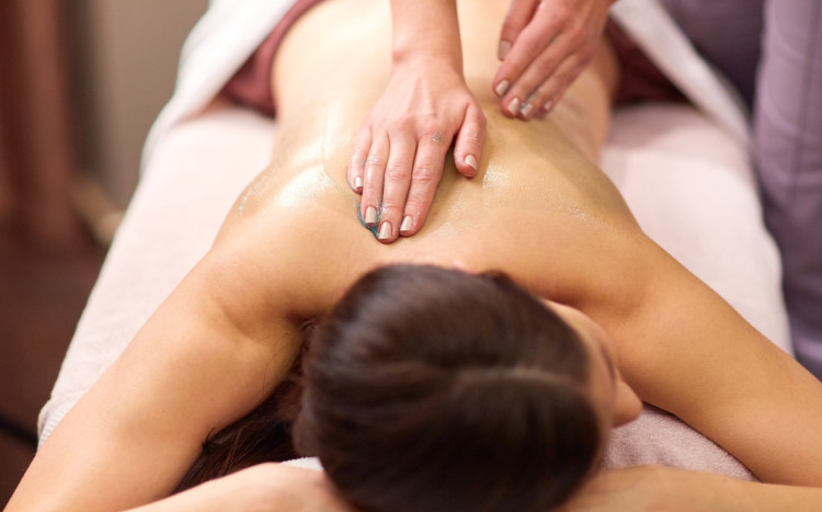 kobieta na masażu relaksacyjnym