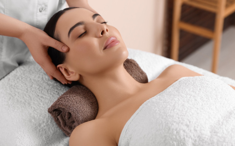 profesjonalny masaż głowy w salonie spa