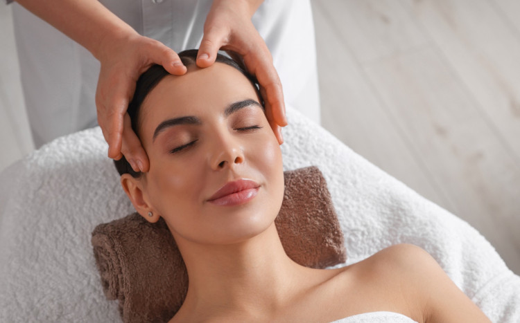 kobieta relaksuje się podczas masażu głowy 