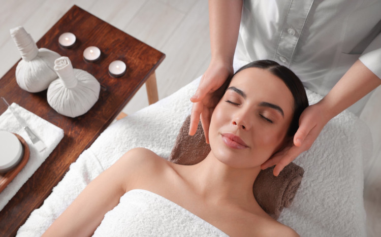 kobieta relaksuje się na masażu twarzy 