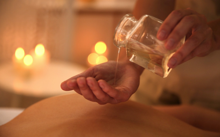 masaż ciała olejem
