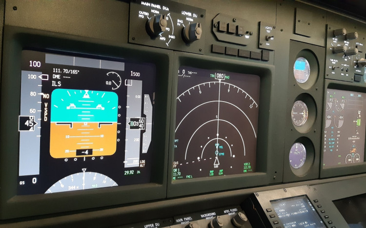 panele i system w symulatorze lotu
