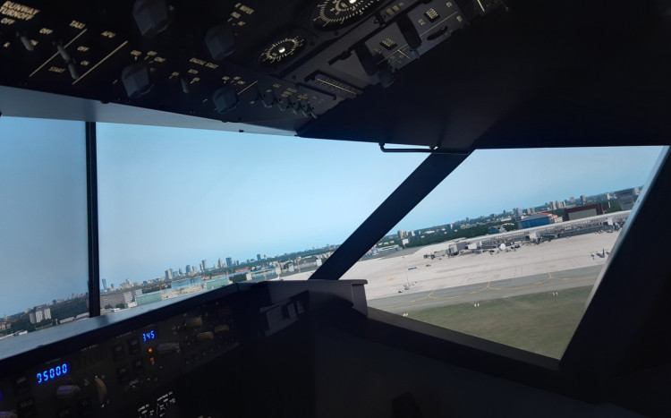 widok na płytę lotniska z symulatora samolotu pasażserskiego