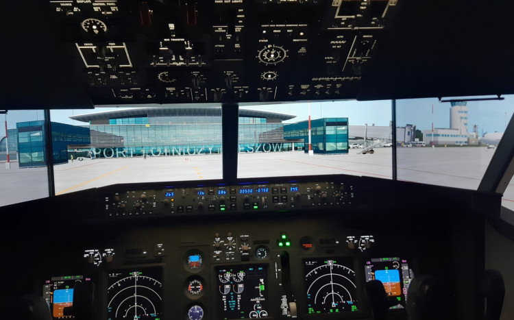 widok z kokpitu symulatora boeinga 737 na lotnisko w rzeszowie