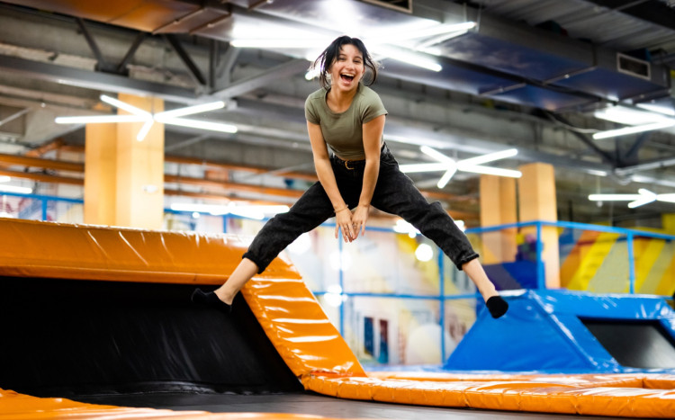 radosna dziewczyna skacze na trampolinie