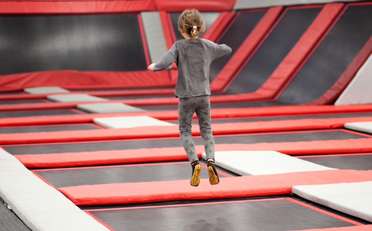 mała dziewczynka skacze na trampolinach