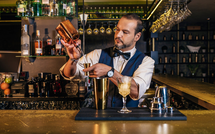 Barman wlewający alkohol do miarki