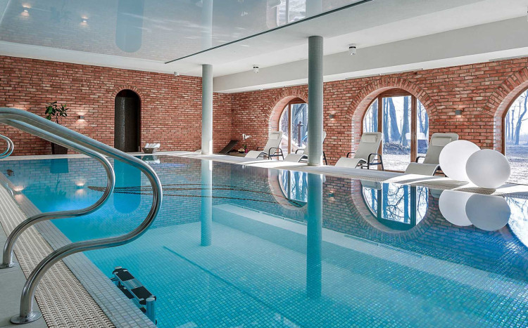 basen rekreacyjny w hotelu z ceglanymi ścianami