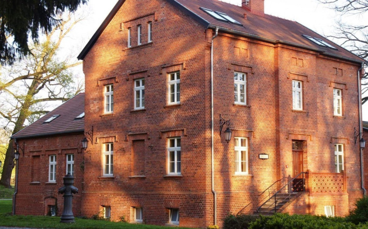 folwark z pomarańczowej cegły