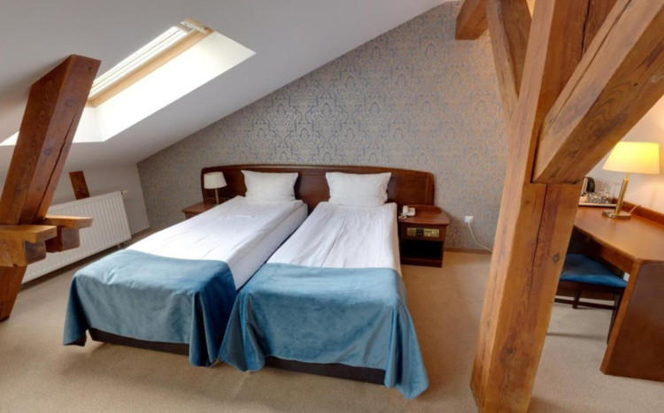 skromny pokój hotelowy 