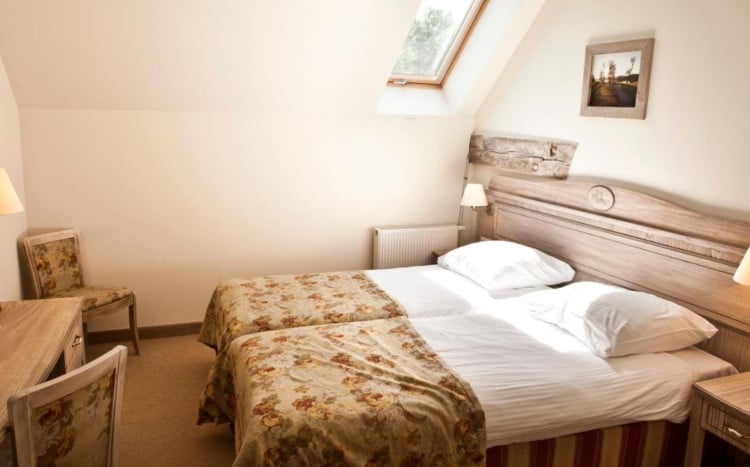 standardowy pokój z łóżkiem dla dwóch osób w hotelu