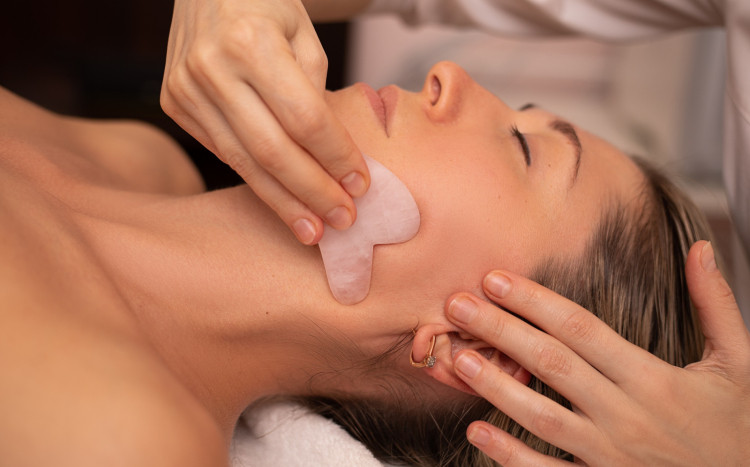 masaż gua sha w salonie