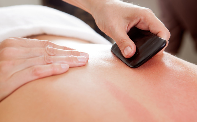 masaż pleców gua sha