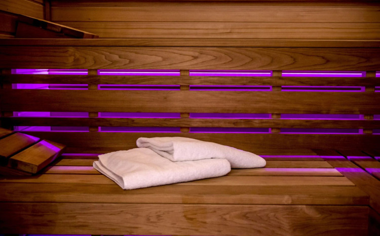 hotelowa sauna z fioletowymi ledami 