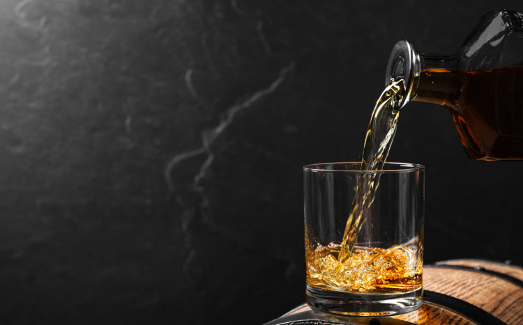 whisky nalewane do szklanki ze szklanej butelki