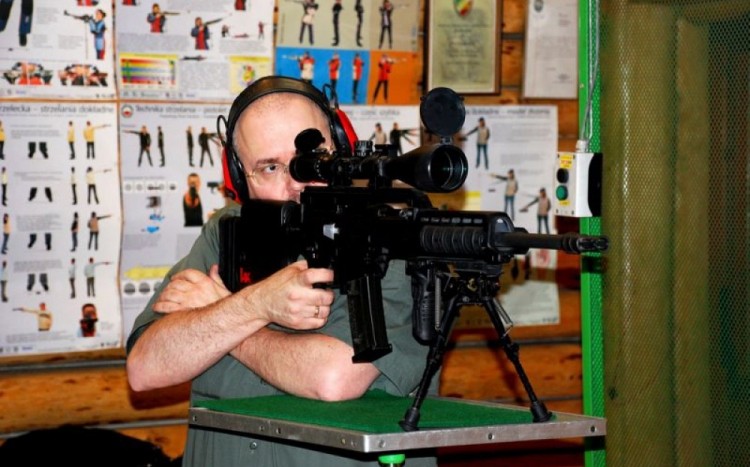 strzelanie z broni maszynowej