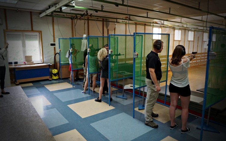 Kilka osób na strzelnicy