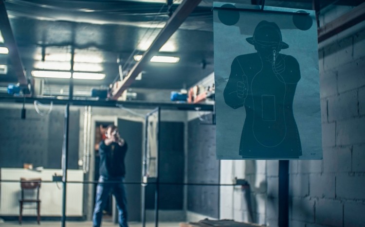 Mężczyzna celuje do tarczy