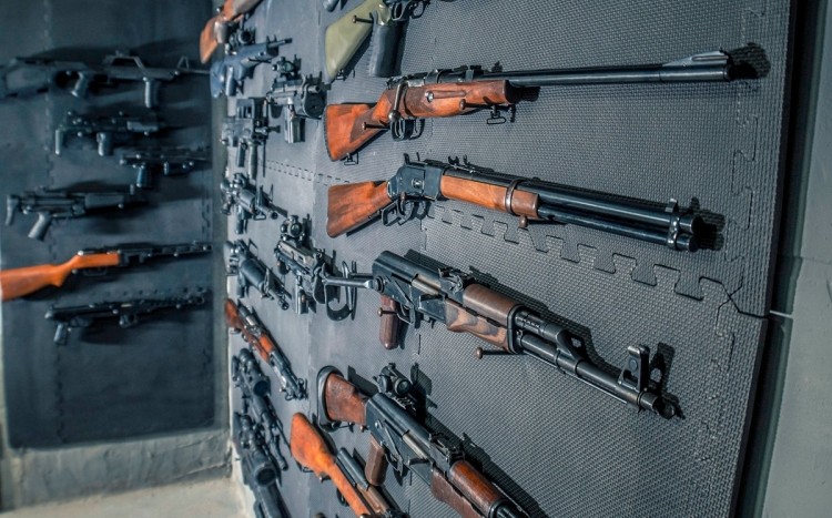 Broń palna powieszona na ścianie