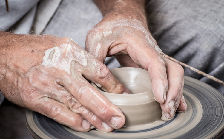ręczne robienie wazonu z gliny