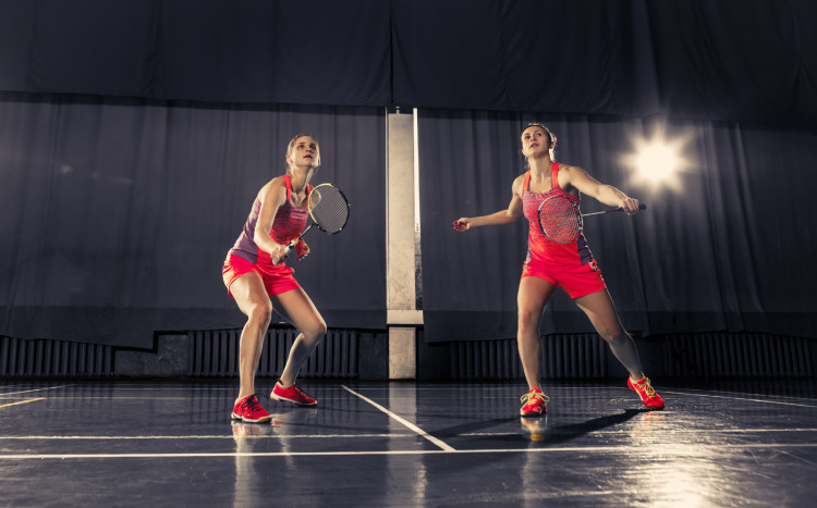 Dwie kobiety w sportowym stroju grające w badmintona