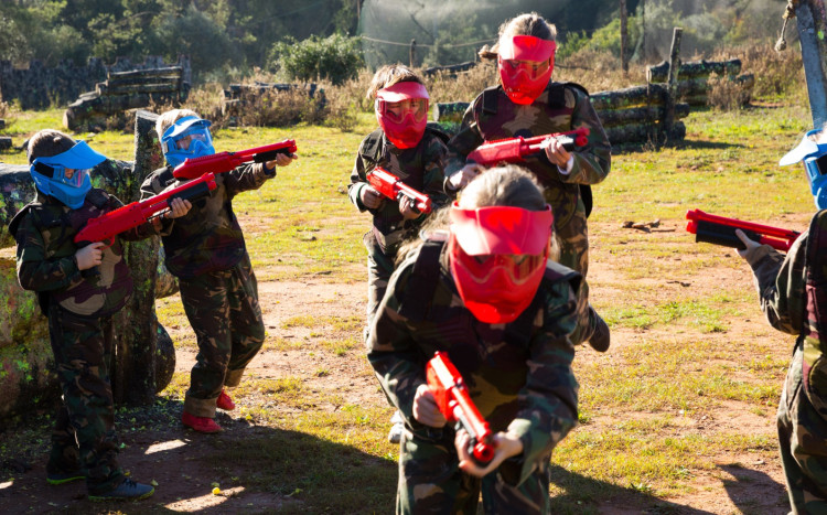 dzieci grają w paintball