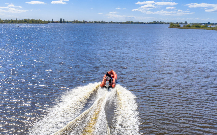 pływanie motorówką po jeziorze