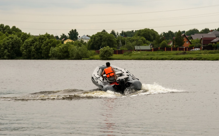 mężczyzna pływa motorówką