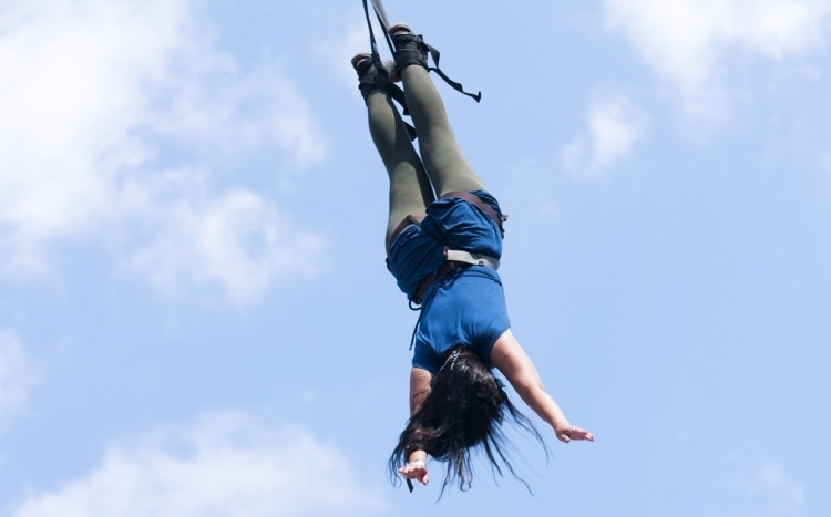 kobieta podczas skoku na bungee