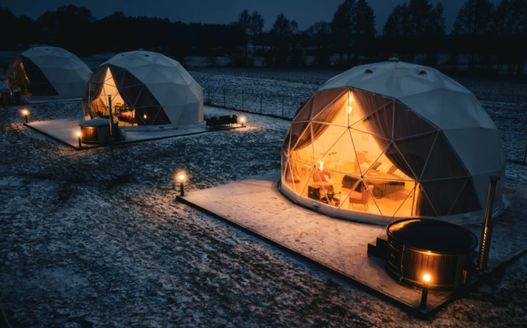 glamping nocą