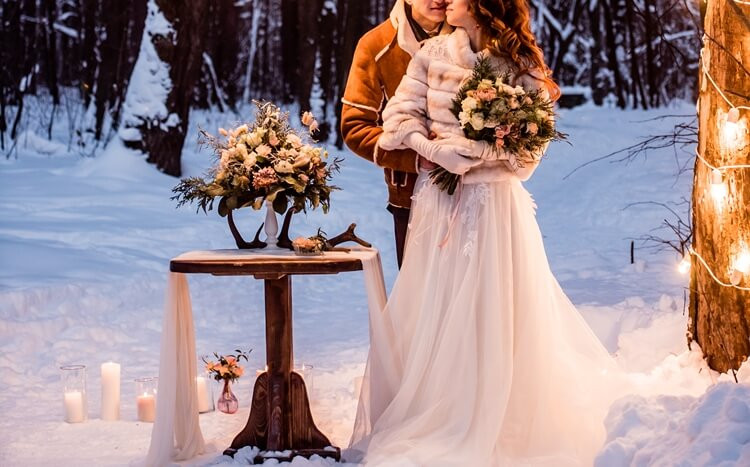 ślubna sesja zdjęciowa realizowana po zmroku zimą w lesie