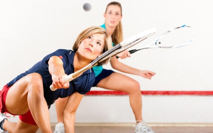 dwie kobiety grające w squasha
