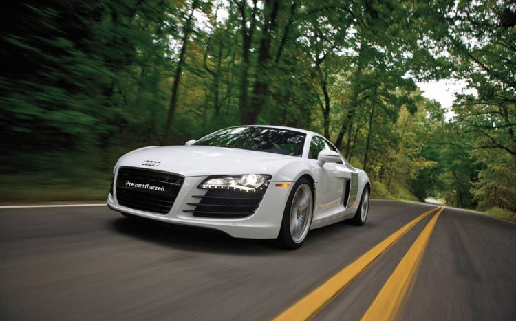 Biała Audi na ulicy
