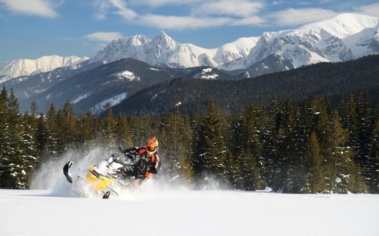 Jazda skuterem śnieżnym z widokiem na piękny góry