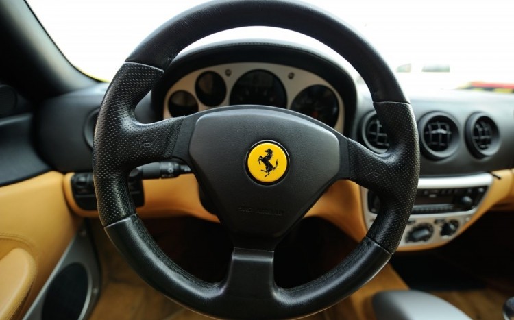 Kierownica, żółte logo Ferrari