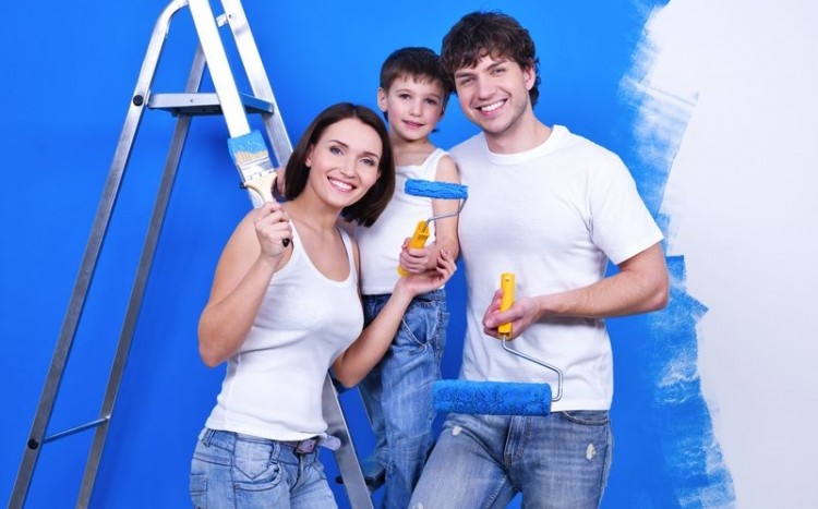 Rodzina maluje na niebiesko