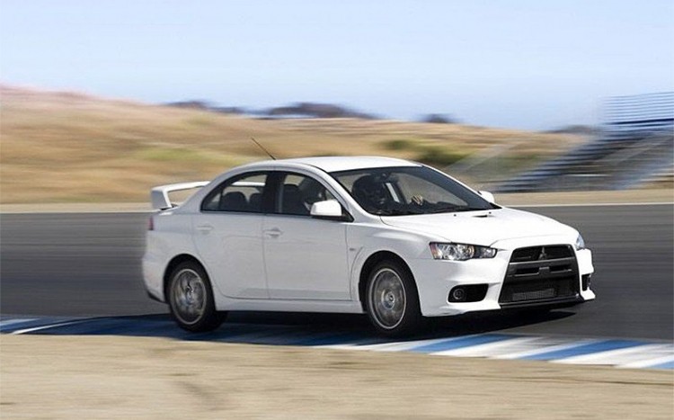 biały mitsubishi lancer evo x widok z boku