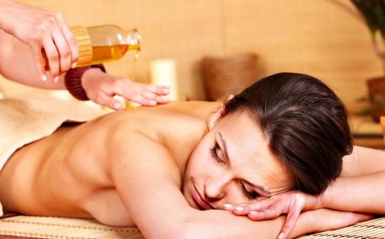Kobieta podczas masażu z użyciem olejku