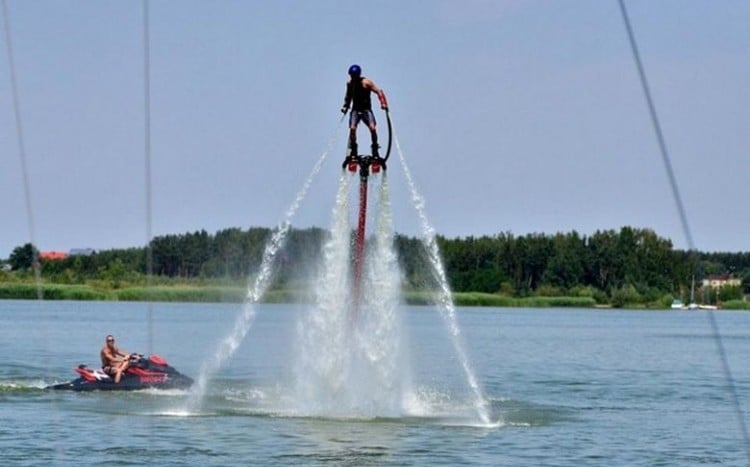 Osoba na flyboardzie